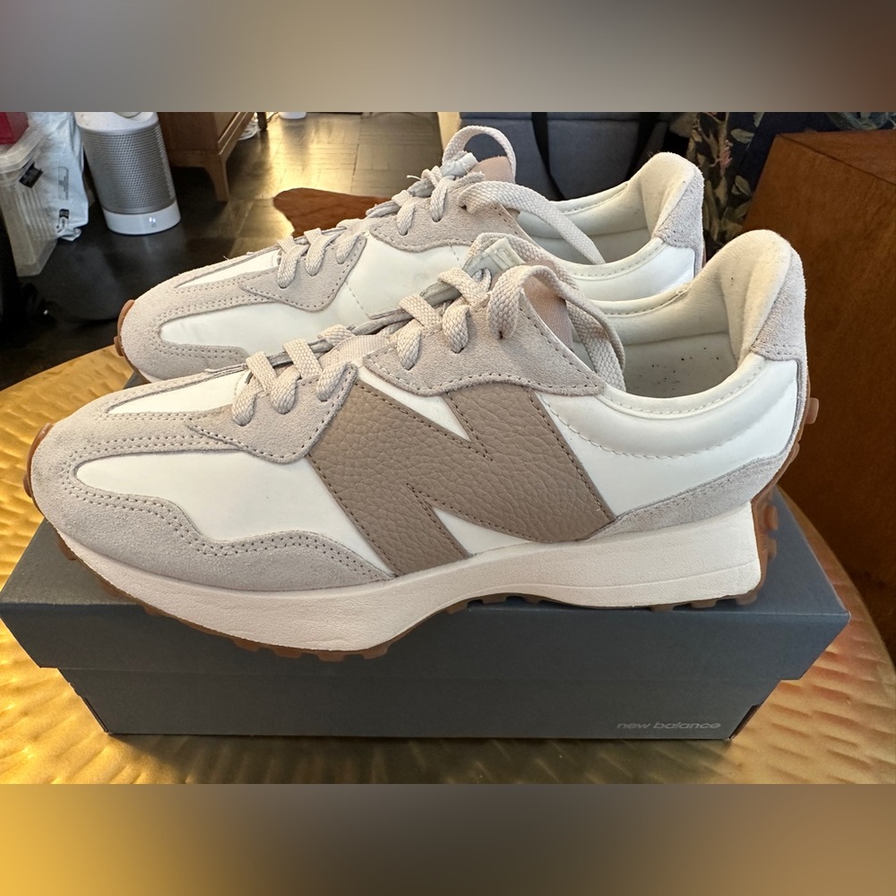New Balance 327 in Moonbeam Driftwood